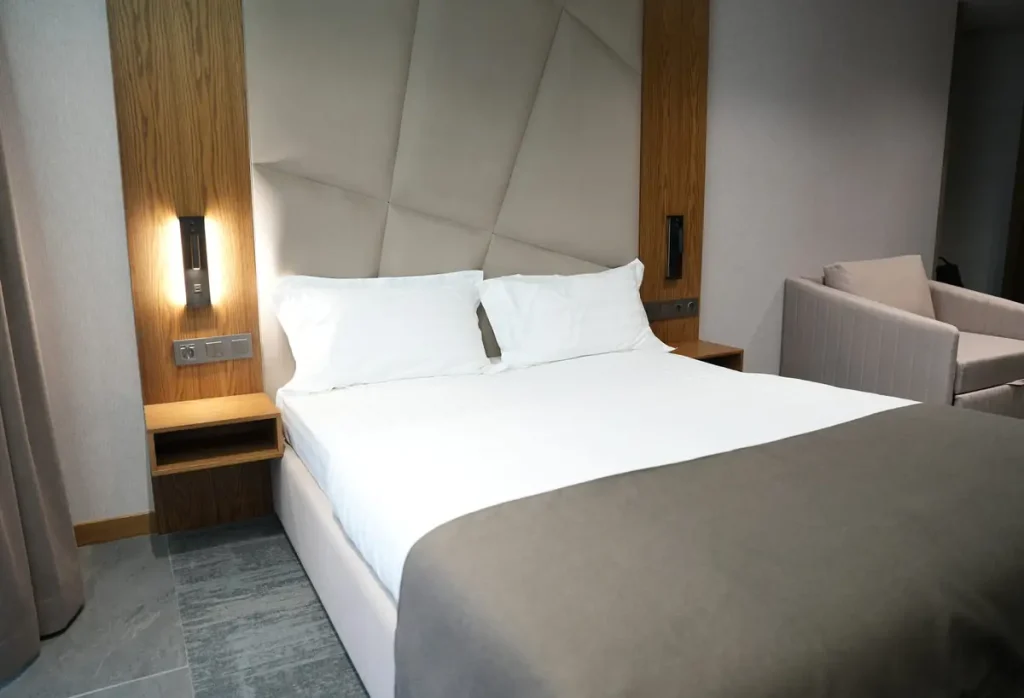 Спальня номера Стандарт у готелі «Silver Apart Hotel» в Трускавці