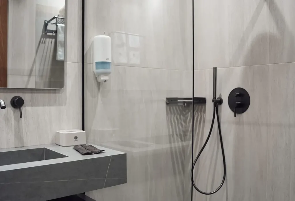 Ванна кімната номера Стандарт у готелі «Silver Apart Hotel» в Трускавці