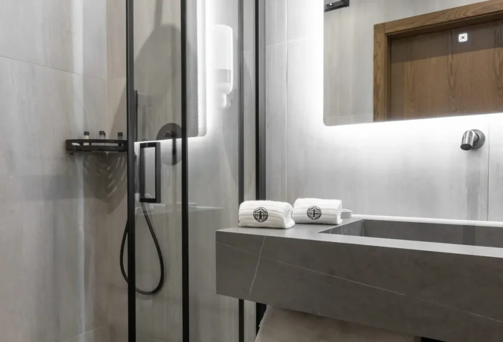 Ванна кімната номера Стандарт у готелі «Silver Apart Hotel» в Трускавці