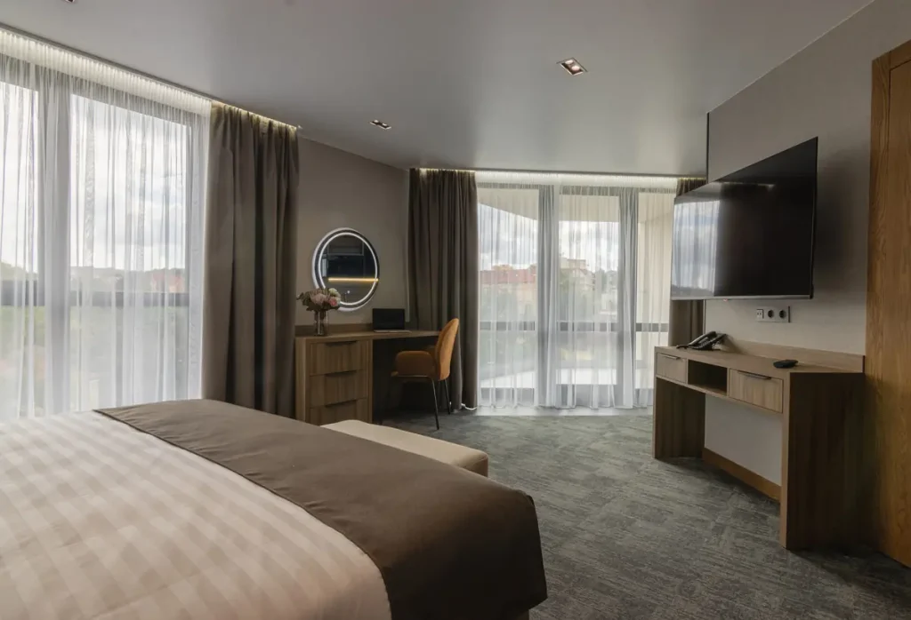 Спальня номера Стандарт покращений з балконом у готелі «Silver Apart Hotel» в Трускавці