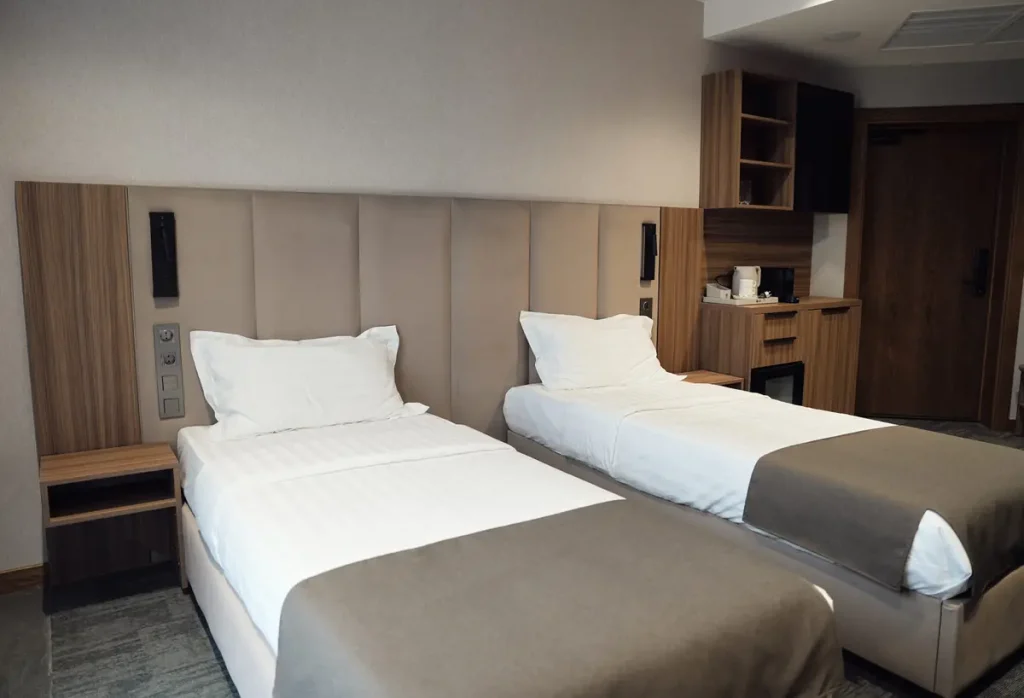 Спальня номера Стандарт покращений з балконом у готелі «Silver Apart Hotel» в Трускавці