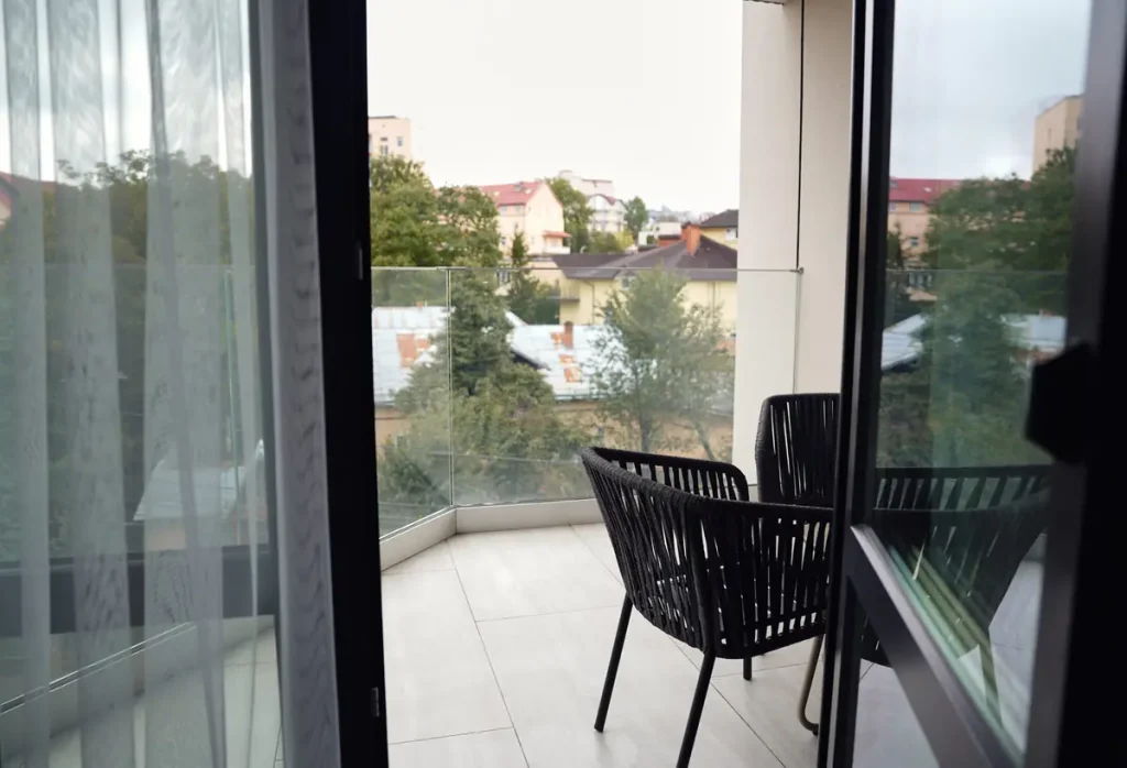 Балкон номера Стандарт покращений з балконом у готелі «Silver Apart Hotel» в Трускавці