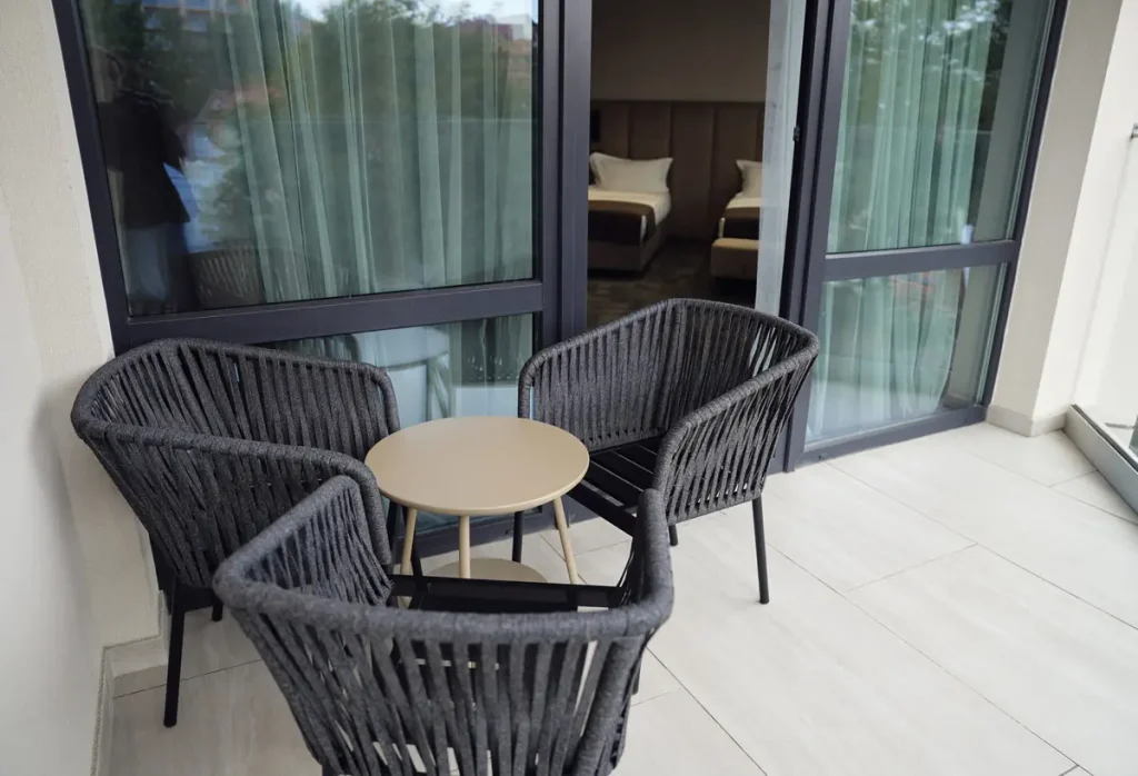 Балкон номера Стандарт покращений з балконом у готелі «Silver Apart Hotel» в Трускавці