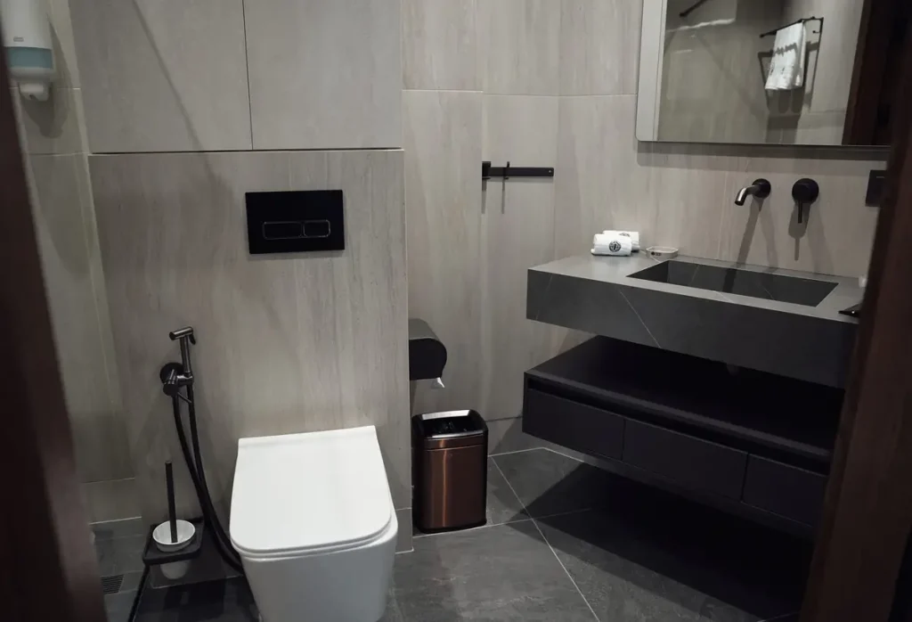 Ванна кімната номера Стандарт покращений з балконом у готелі «Silver Apart Hotel» в Трускавці