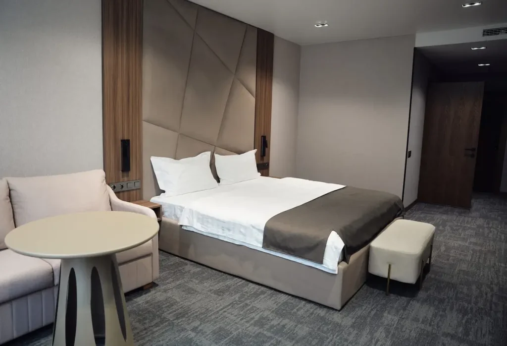 Спальня номера Стандарт покращений з кріслом у готелі «Silver Apart Hotel» в Трускавці