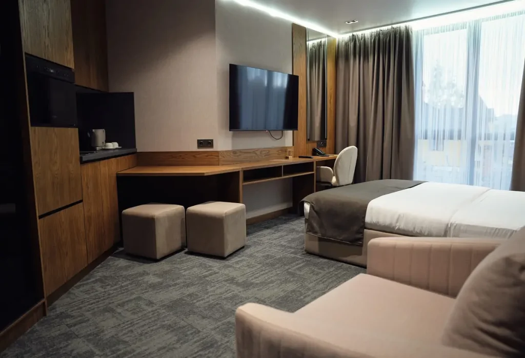 Спальня номера Стандарт покращений з кріслом у готелі «Silver Apart Hotel» в Трускавці