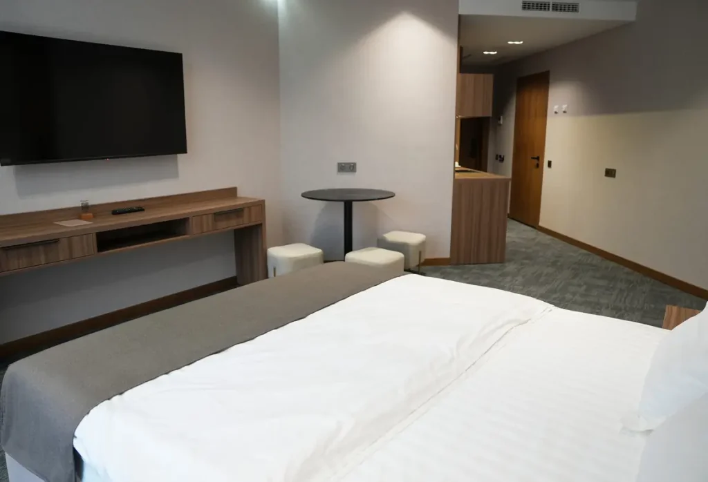 Спальня номера Стандарт покращений з кріслом у готелі «Silver Apart Hotel» в Трускавці