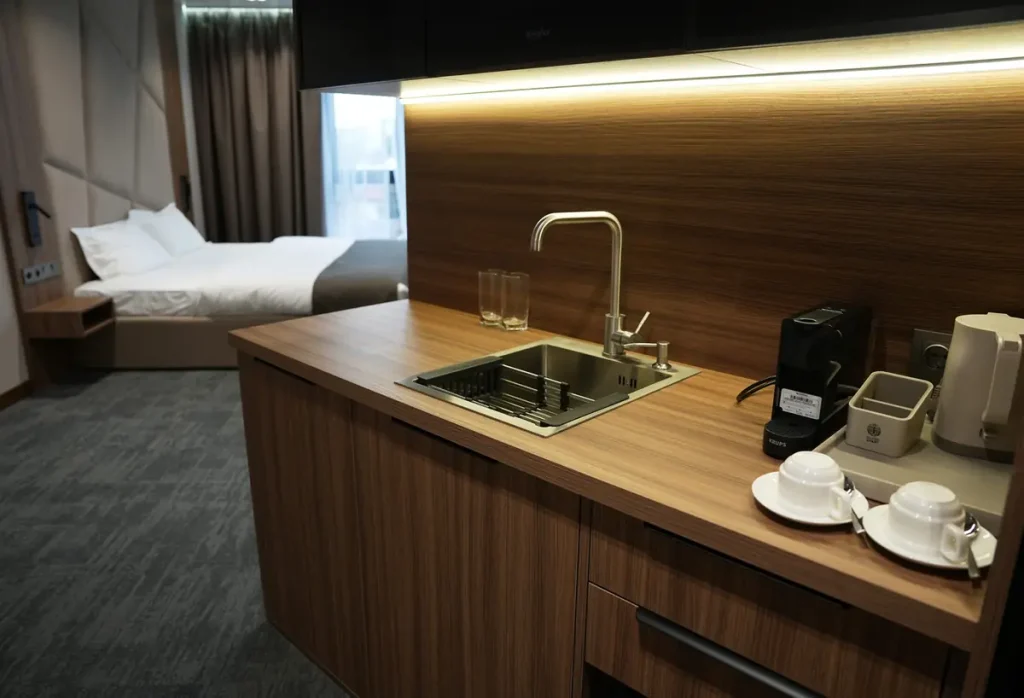 Загальний вигляд номера Стандарт покращений з кріслом у готелі «Silver Apart Hotel» в Трускавці