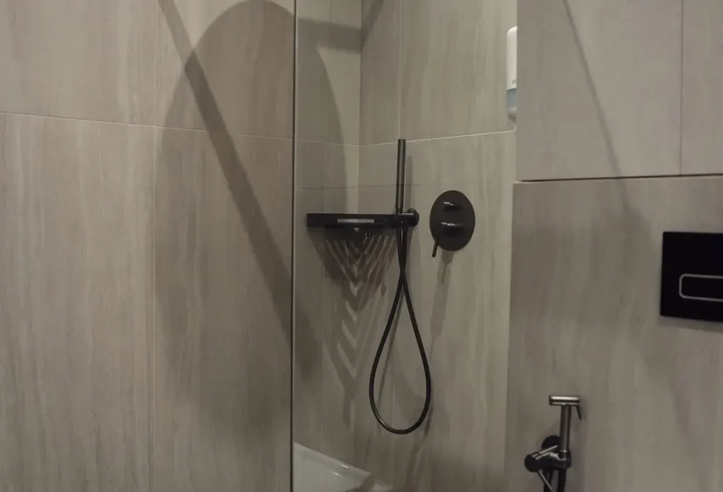 Ванна кімната номера Стандарт покращений з кріслом у готелі «Silver Apart Hotel» в Трускавці
