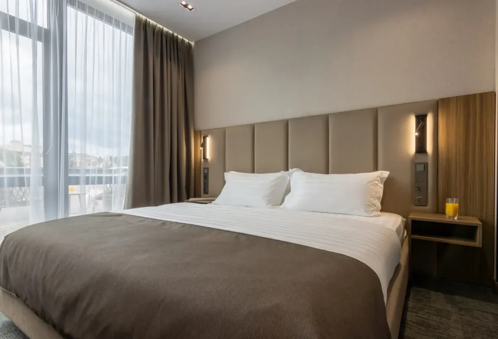 Спальня номера Стандарт з терасою у готелі «Silver Apart Hotel» в Трускавці