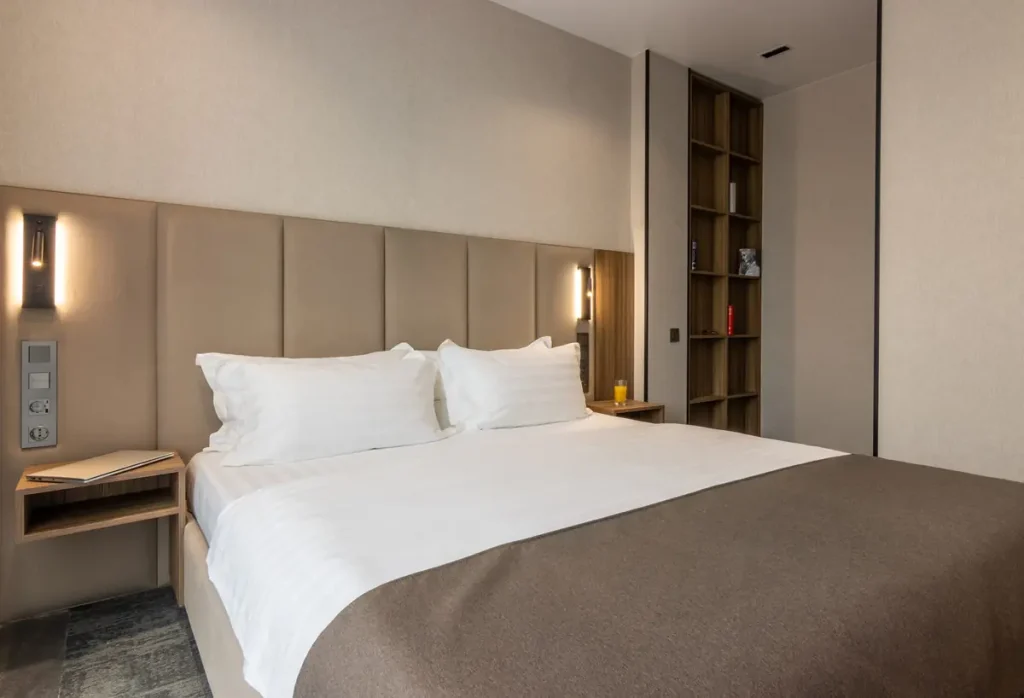 Спальня номера Стандарт з терасою у готелі «Silver Apart Hotel» в Трускавці