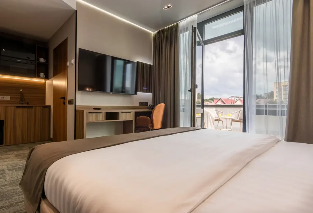 Спальня номера Стандарт з терасою у готелі «Silver Apart Hotel» в Трускавці