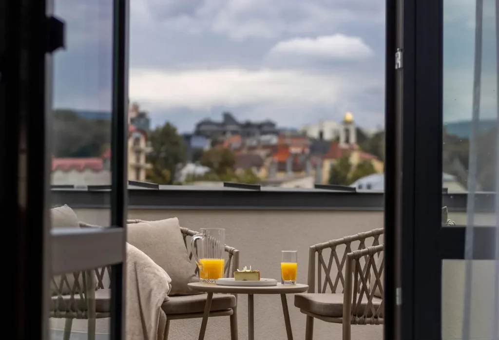 Балкон номера Стандарт з терасою у готелі «Silver Apart Hotel» в Трускавці