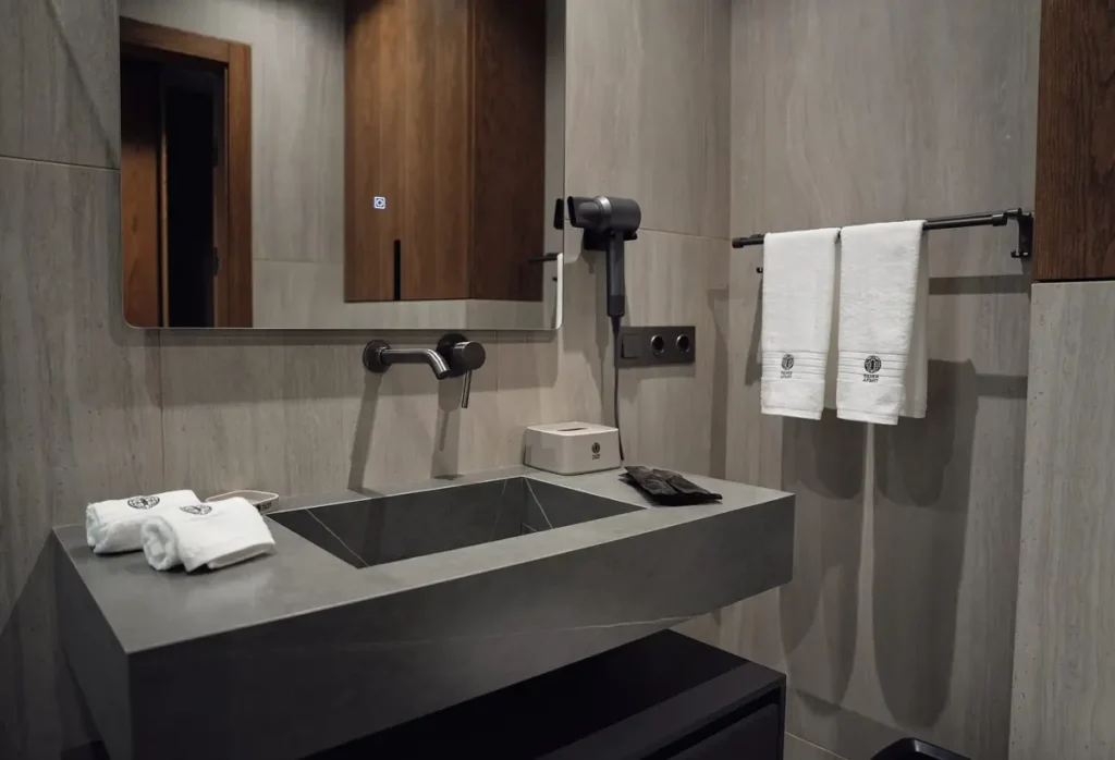 Ванна кімната номера Стандарт з терасою у готелі «Silver Apart Hotel» в Трускавці