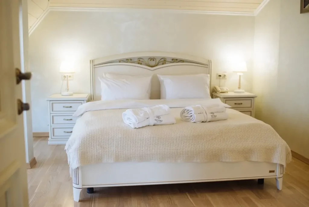 Спальня номера Grand Suite у готелі «Свитязь» в Трускавці