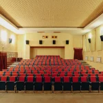 Конференц-зал із рядами червоно-чорних крісел у готелі «Весна» Трускавець