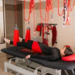 Процедура витягування хребта на медичному столі в санаторії у Трускавці