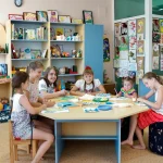Діти за столом у дитячій кімнаті готелю Весна у Трускавці, займаються малюванням та творчістю
