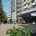 Готель Весна у Трускавці з вхідною зоною та великими літерами біля фасаду