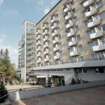 Готель Весна у Трускавці фасад з входом та зеленню