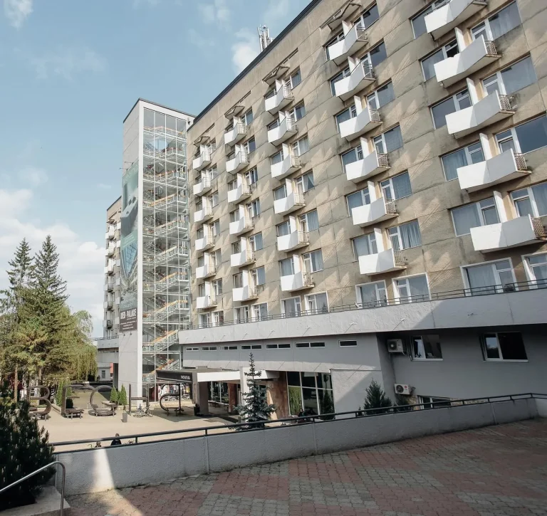 Готель Весна у Трускавці фасад з входом та зеленню