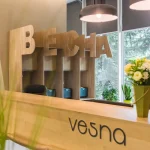 Ресепшн готелю Весна у Трускавці з дерев’яним декором і квітами