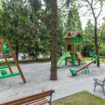 Дитячий майданчик на території готелю Весна у Трускавці з гойдалками та гіркою