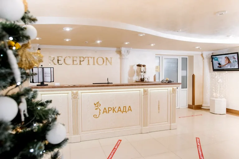 Рецепція санаторію Аркада у Трускавці з новорічною ялинкою