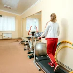 Жіночий тренажерний зал санаторію Аркада у Трускавці з біговою доріжкою та спортивним інвентарем