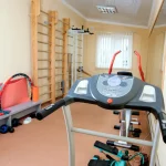 Тренажерна зала санаторію Аркада у Трускавці з біговою доріжкою та інвентарем для вправ