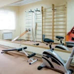 Тренажерний зал санаторію «Аркада» у Трускавці з велотренажером і спортивним обладнанням