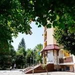 Санаторій «Арніка» у Трускавці з зеленою територією і пішохідною зоною