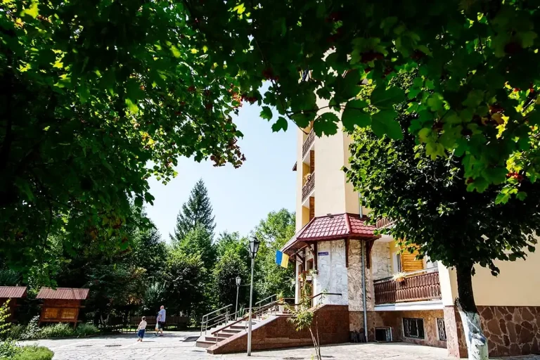 Санаторій «Арніка» у Трускавці з зеленою територією і пішохідною зоною
