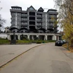 Апарт-готель «Кардинал» у Трускавці з фасадом та осіннім парком поруч