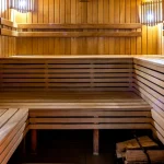 Сауна з дерев’яними лавками і кам’яною пічкою в апарт-готелі Кардинал Трускавець