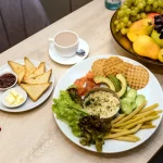 Здоровий сніданок з овочами, рибою, тостами та какао в апарт-готелі Кардинал Трускавець