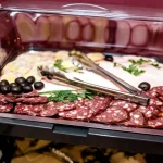 М’ясні делікатеси з оливками і зеленню на бенкетній тарілці в апарт-готелі Кардинал Трускавець