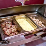 Сніданок з беконом, скремблом і сосисками в апарт-готелі Кардинал Трускавець