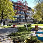 Територія готелю «Шале-Грааль» у Трускавці з дитячим майданчиком і деревами