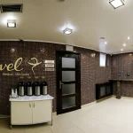 Інтер’єр медичного SPA-центру Avel у Трускавці з мозаїчною стіною та термосами для напоїв