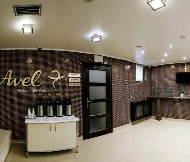 Інтер’єр медичного SPA-центру Avel у Трускавці з мозаїчною стіною та термосами для напоїв