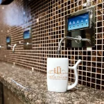 Диспенсери з мінеральною водою у бюветі курорту Шале Грааль у Трускавці
