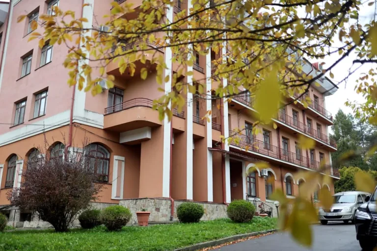 Корпус санаторію Кришталевий Палац у Трускавці