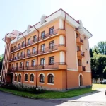Фасад санаторію «Кришталевий Палац» серед паркової зеленої зони Трускавця