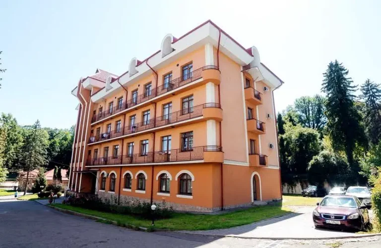 Фасад санаторію «Кришталевий Палац» серед паркової зеленої зони Трускавця