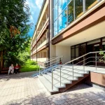 Вхід до санаторію «Кришталевий Палац» у Трускавці з лавкою та зеленню