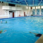 Внутрішній басейн санаторію «Кришталевий Палац» у Трускавці з відпочивальниками у воді