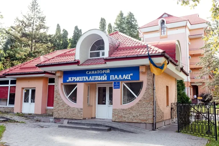 Фасад санаторію «Кришталевий Палац» у Трускавці з прапором України