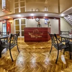 Рецепція санаторію Дніпро-Бескид у Трускавці з зонами відпочинку та ліфтами