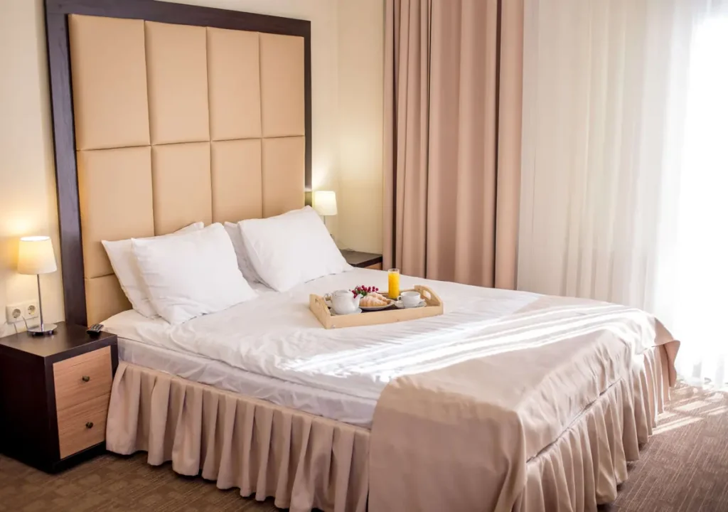 Спальня номера Люкс у готелі «Green Park Hotel & SPA» в Трускавці